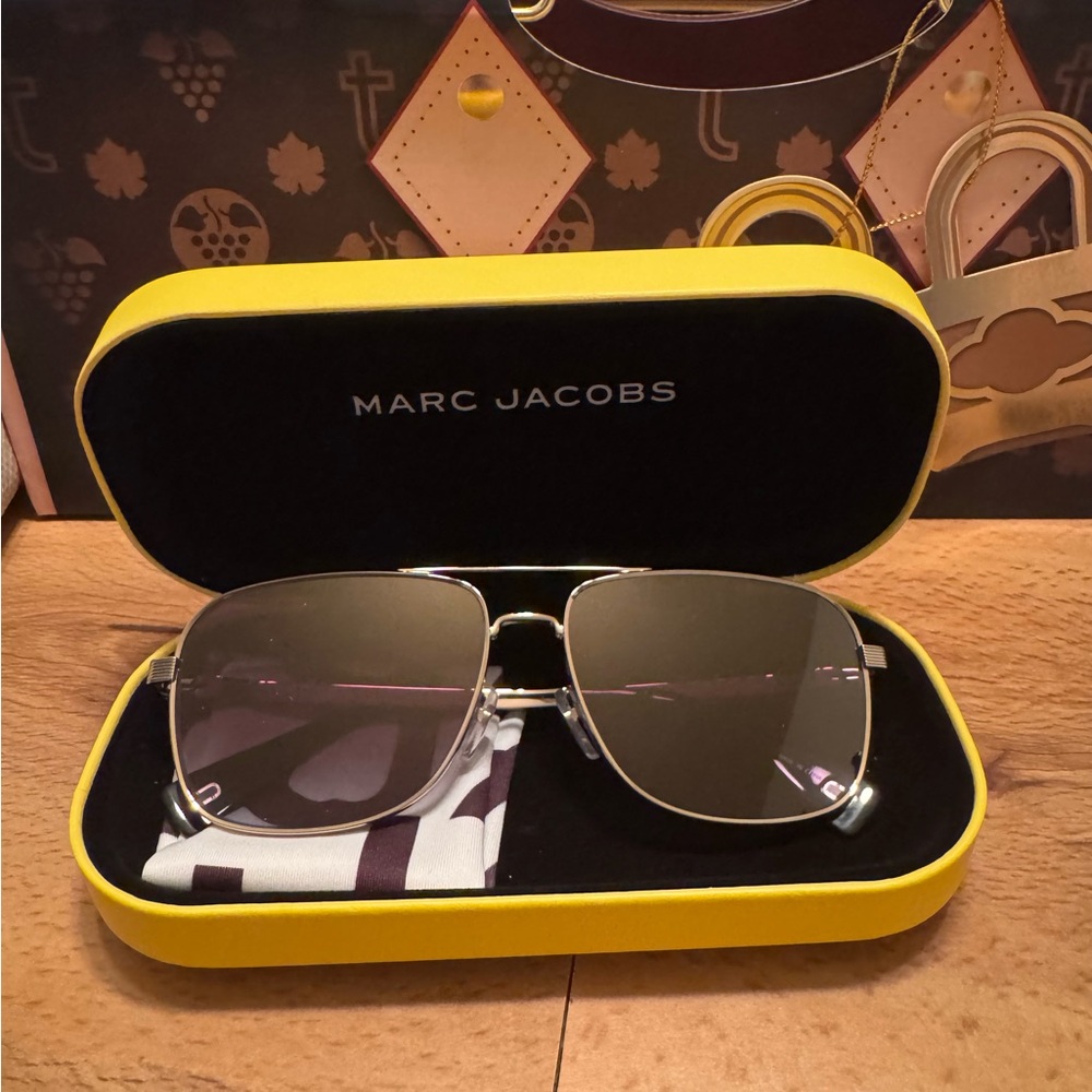 Marc Jacobs Aviator Sunglasses- New w/cloth and case